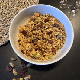 Granola pistaches cranberries